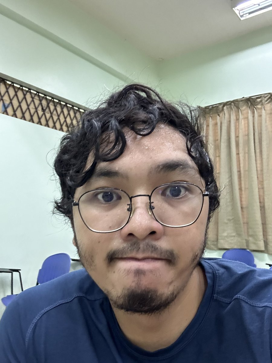 trevmerbot's tweet photo. May random person sa coffee shop kanina na nagtanong kung anong curl conditioner daw gamit ko. Di ako gumagamit ng ganoon. Laway-laway plus pawis lang ‘to 😆😛 https://t.co/PhnAdJBJHk