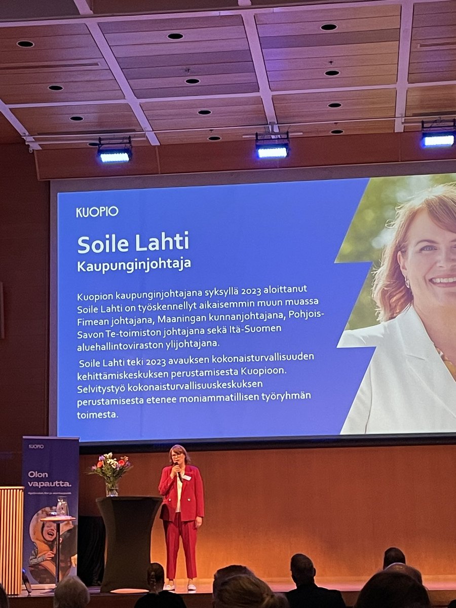 #Kuopio’n 10. #hyvinvointiseminaari käynnistyi kaupunginjohtaja <a href="/soile_lahti/">Soile Lahti</a> avauspuheenvuorolla.
Seminaarissa syvennytään arjen turvallisuuteen osana kokonaisturvallisuutta. Päivän aikana kuulemme asiantuntijoiden puheenvuoroja ja myös nuorten ajatuksia turvallisuudesta. 💭❤️