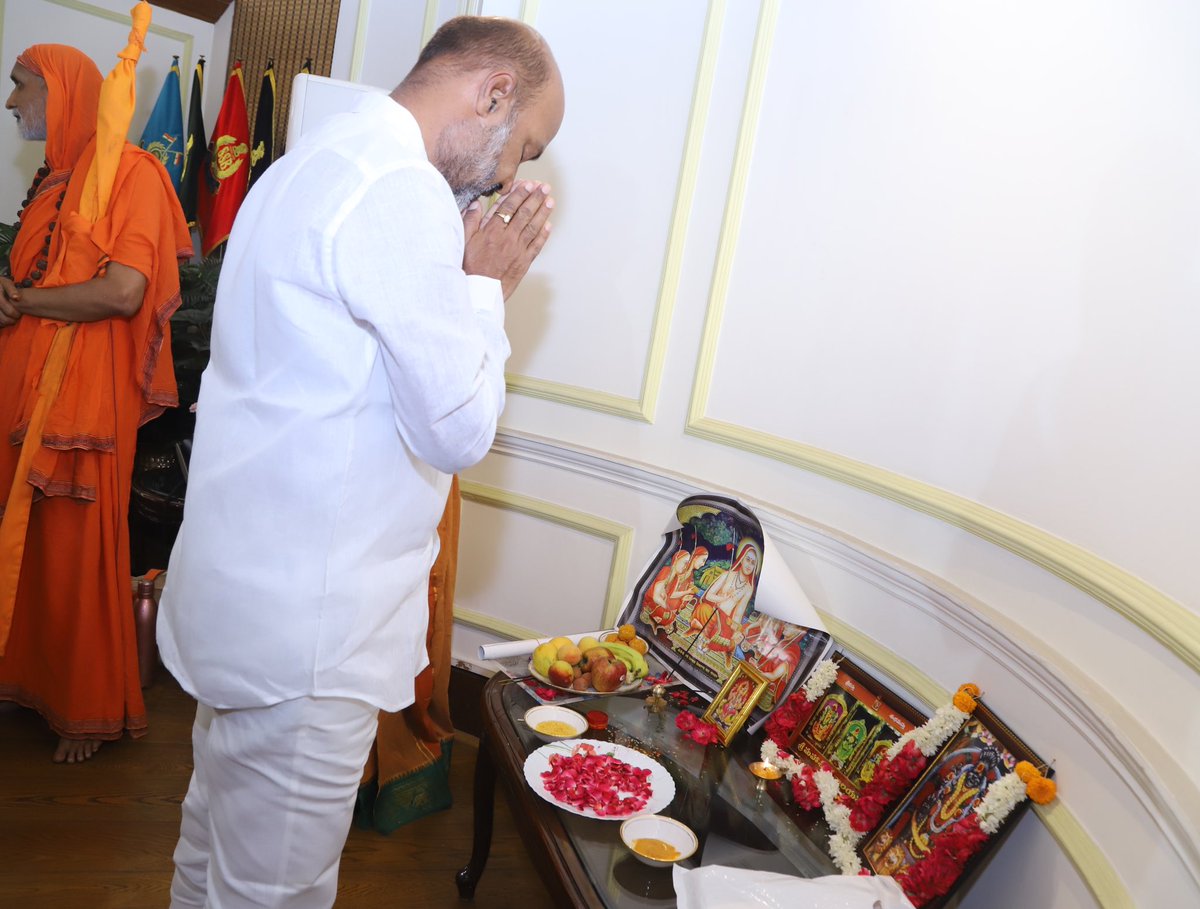 bandisanjay_bjp's tweet photo. Took charge as Minister of State in Ministry of Home affairs in presence of Sri Sri Sri Jagadguru Shankaracharya Hampi Virupaksha Vidyaranya Peetadhipathi Sri Sri Sri Vidyaranya Bharathi Swamiji and Hon’ble Minister Shri @nityanandraibjp ji.

Under the able guidance of Hon’ble PM Shri @narendramodi ji and Hon’ble Union Home Minister Shri @AmitShah ji, I look forward to dedicate myself in service of security of nation.