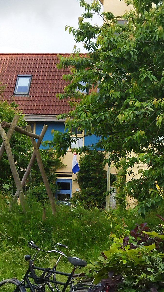 Er hangen weer ‘hoera-geslaagd-vlaggen’ in De Kersentuin. Gefeliciteerd voor KT-Loek, -Thijs en -Thomas! En sterkte voor het herexamen voor kandidaat nummer 4.