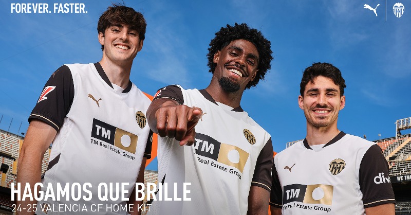 valenciacf's tweet photo. Hagamos que brille: @pumafootball y el @valenciacf presentan la equipación Home 2024-25 inspirada en el icónico Triplete de 2004

#ADNVCF 🦇