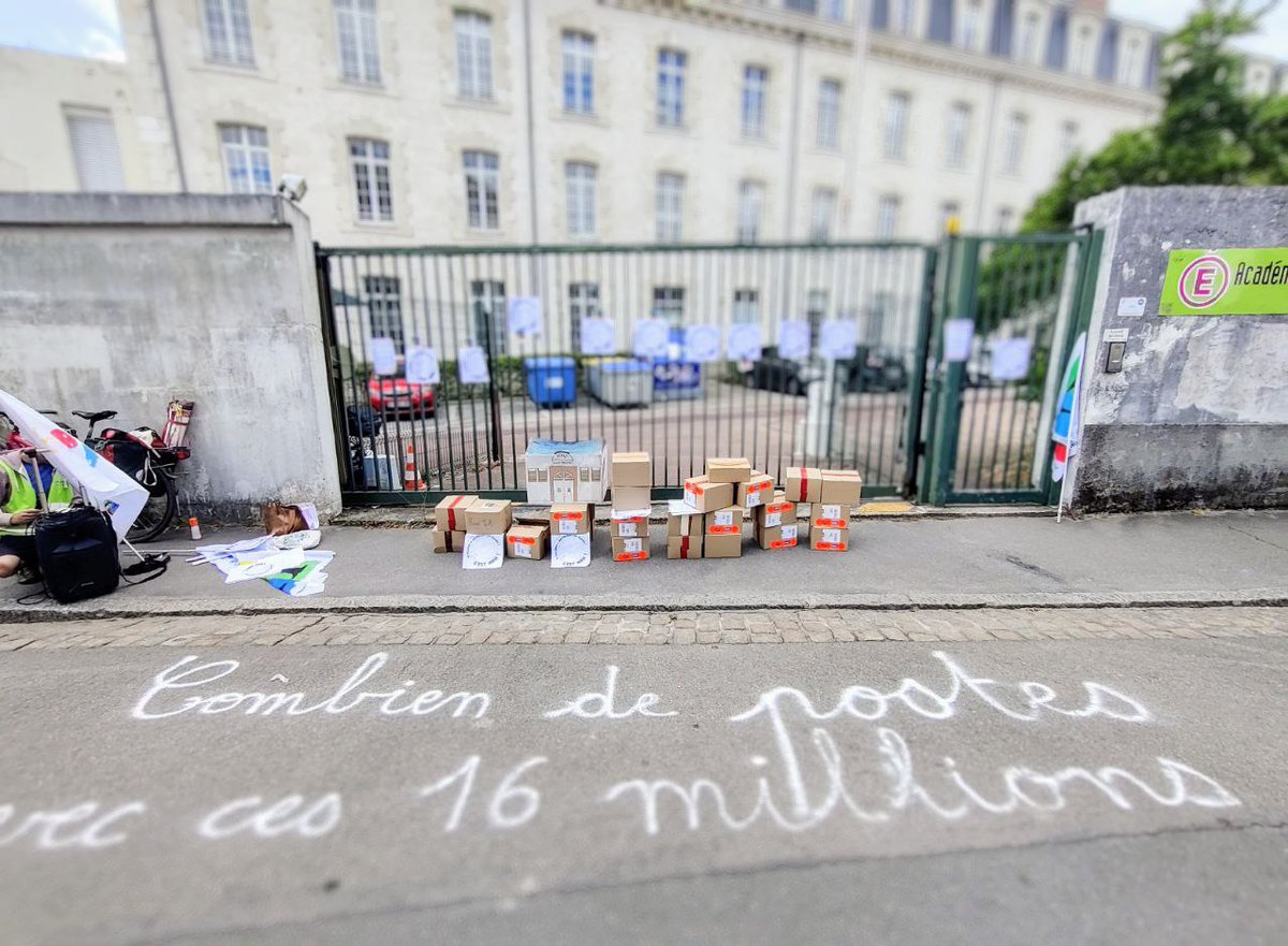 44Sud's tweet photo. Hier on a rendu les livrets et les pièces de 2€ à la DSDEN de Nantes!
Combien de postes avec ces 16 millions dépensés en propagande ? https://t.co/0FKXkzwB5l