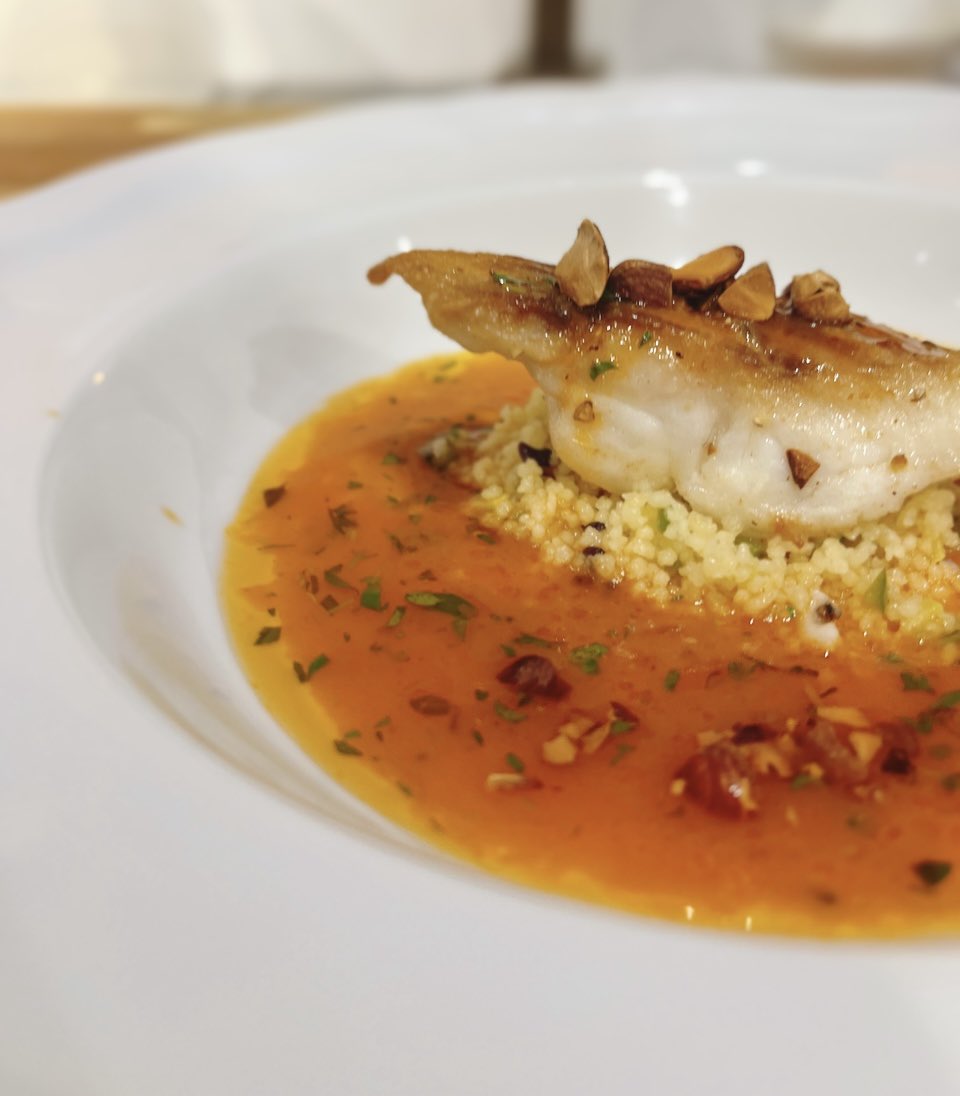 ・
・
・
◇lunchの魚料理◇

鯛のポワレ　スパイスを効かせた完熟トマトのナージュ」

パリッと焼き上げた鯛
夏野菜のズッキーニ、ピーマンをクスクスと合わせて。
トマトソースは数種類のスパイスでピリッと食欲掻き立てる香辛料の旨味でカレーを思わせる風味と味わいです♬｡.

是非ご賞味ください