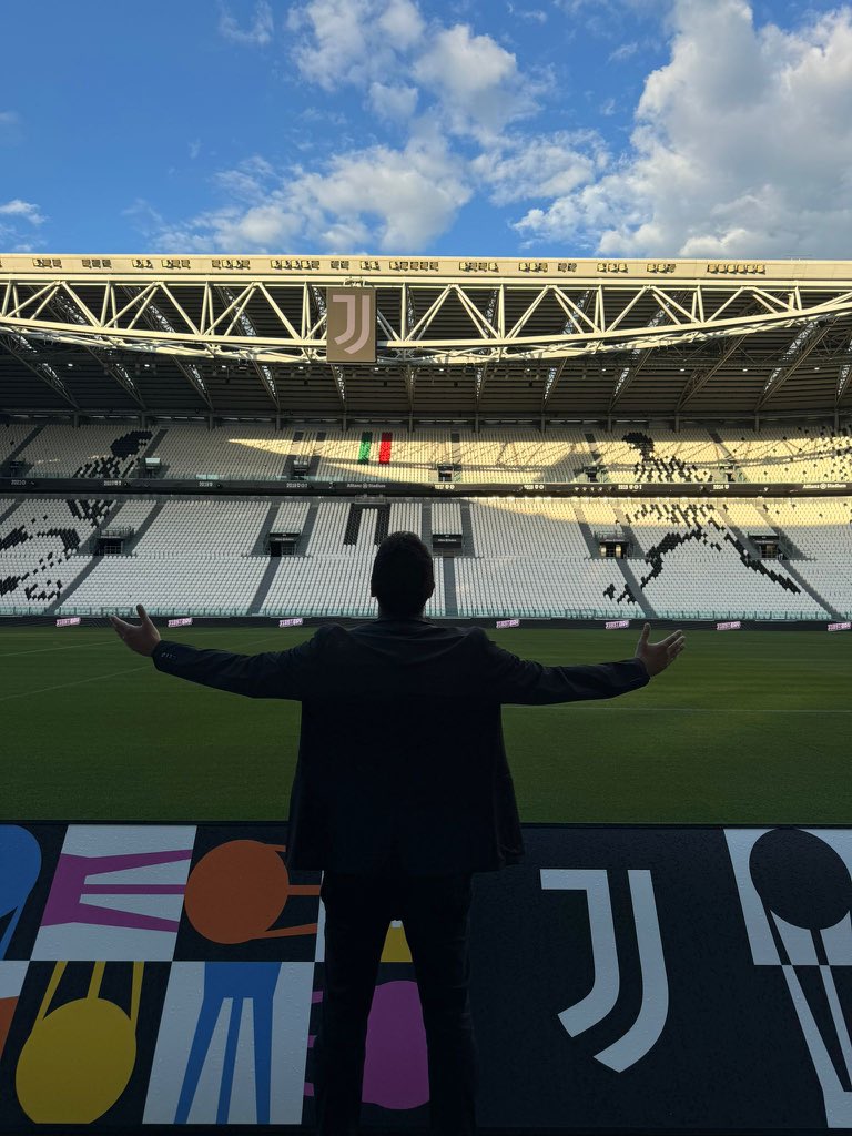 RobertBecorough's tweet photo. Esperienza fantastica, grazie mille @juventusfc 🫶🏻🤍🖤 #j1897day #juventus #david #trezeguet #membership #juventusmember #allianz #stadium @TosiNicole https://t.co/MVfW8HtiBD