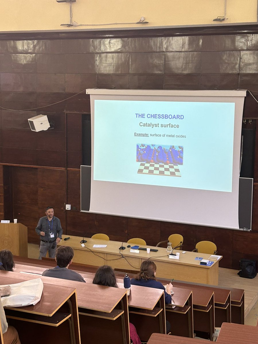 Buenos días chicoss! Comenzamos nuestro segundo día de congreso con una plenaria de la mano del investigador Luis Bobadilla.