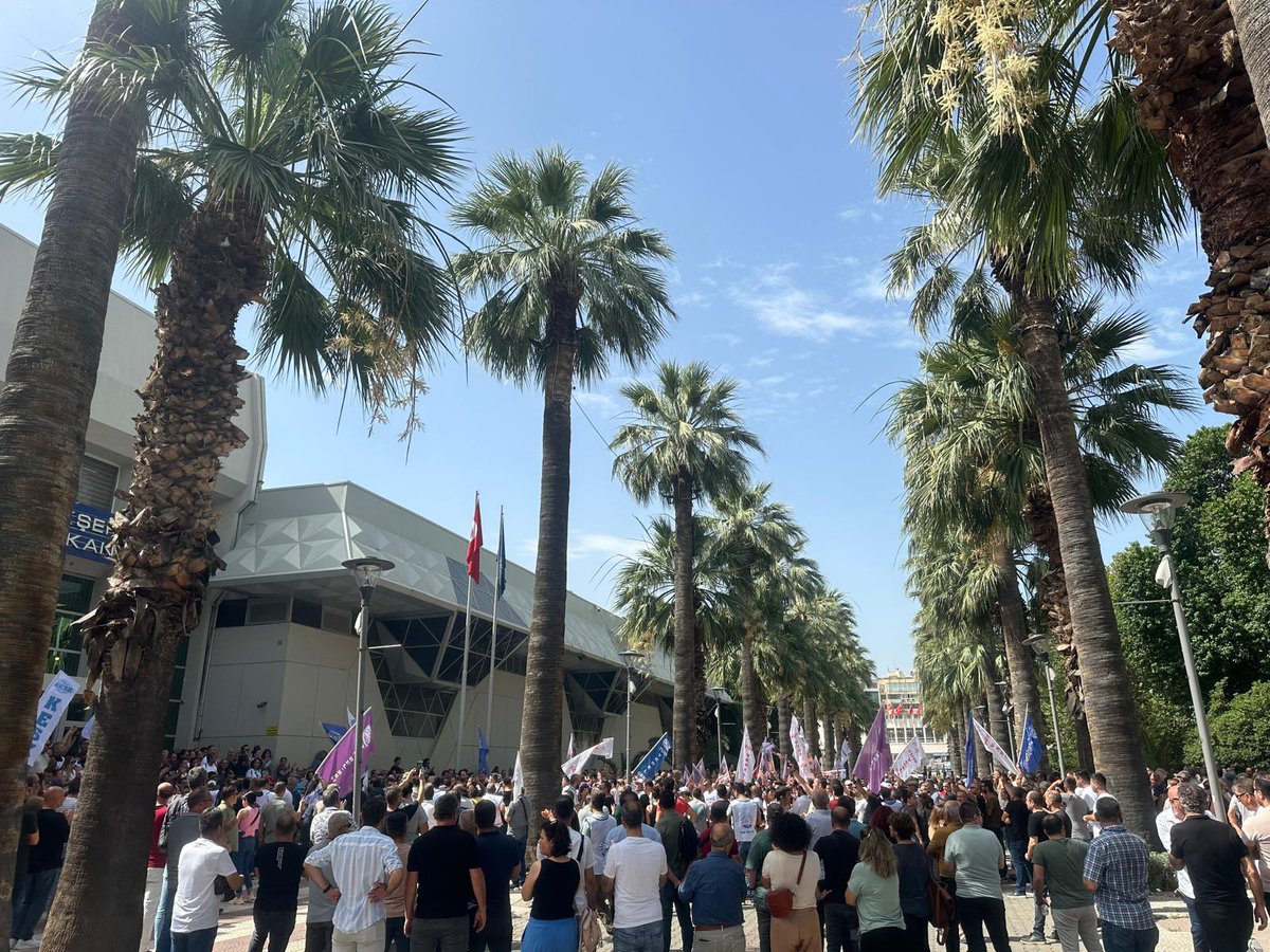 Lokantayı bırakta  şuraya bir bak başkan ✅ Bir tarafta lokanta açtım diye haber yapıyorsun, diğer tarafta personelin maaşından kesiyorsun bunu kabul etmeyen personel belediye önünde eylem yapıyor ..Çevik kuvvet çağırıp zor kullanarak personel gaz sıktırıp arbede