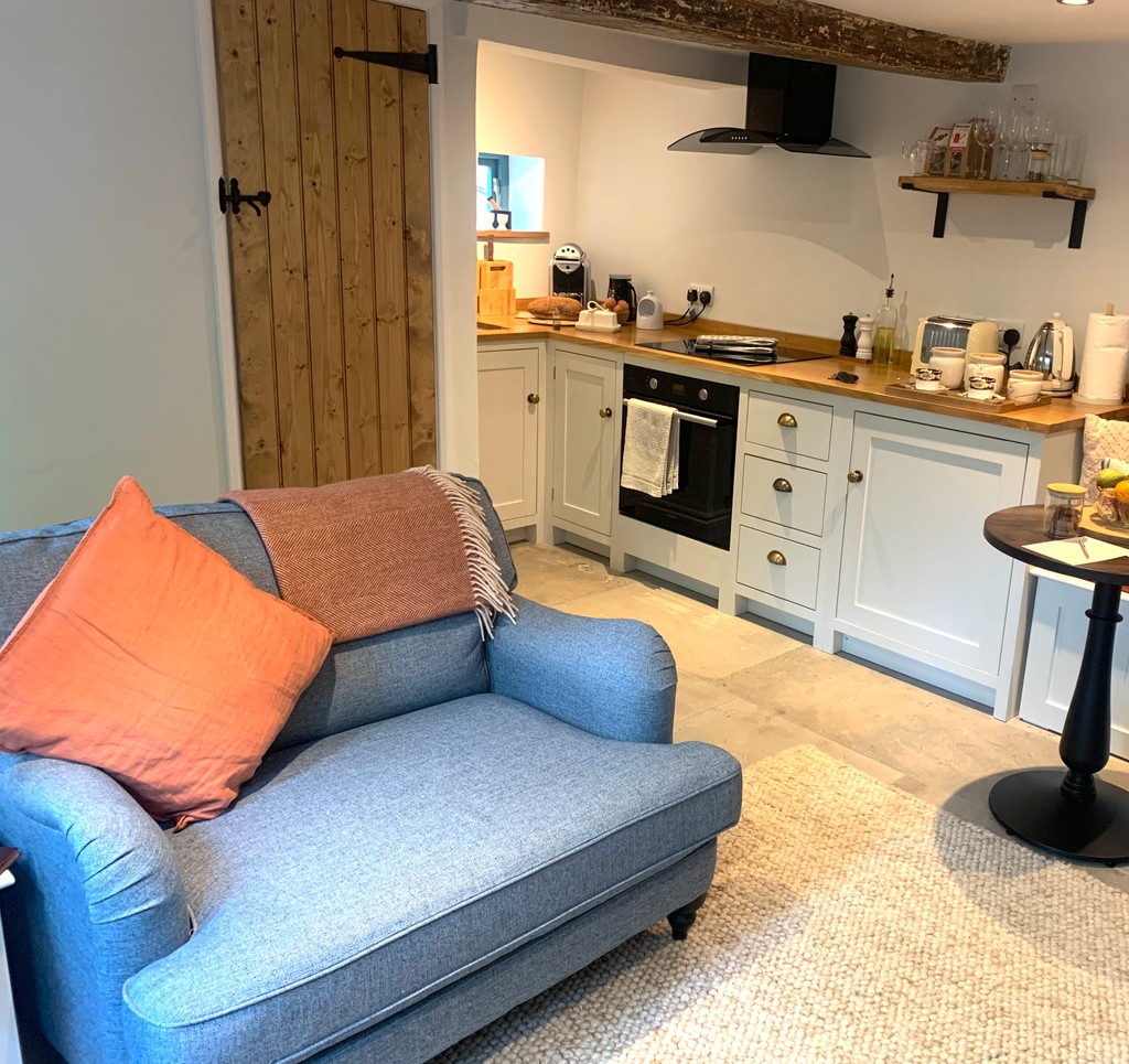 AAHospitality's tweet photo. "Enjoyable dinner at 3 #AARosette @JohnsHouseRest in #leicestershire, followed by a super cosy night's stay in Sweet Pea, one of their newly awarded 5 Gold #AAStar rooms. Well done team!” 👏 - AA Inspector 

Join an AA scheme today! > https://t.co/zBogkkEK20 https://t.co/CBEDJUXwX3
