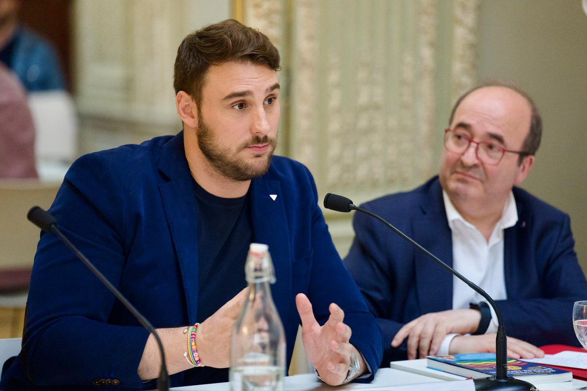 victorg91's tweet image. Ayer estuve en París, participando en el acto sobre visibilidad LGTBI 🏳️‍🌈 en el ámbito olímpico 🏀🏈

🙏🏼 Gracias al Instituto Cervantes de París y a la embajada española en Francia🇫🇷 por la organización y por el compromiso con el colectivo.

💬 Y a @miqueliceta por acompañarnos.