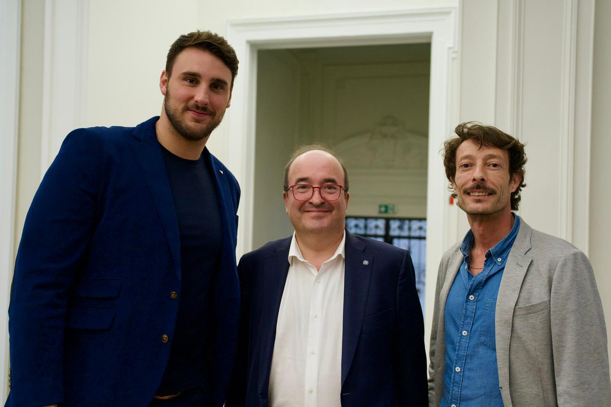 victorg91's tweet image. Ayer estuve en París, participando en el acto sobre visibilidad LGTBI 🏳️‍🌈 en el ámbito olímpico 🏀🏈

🙏🏼 Gracias al Instituto Cervantes de París y a la embajada española en Francia🇫🇷 por la organización y por el compromiso con el colectivo.

💬 Y a @miqueliceta por acompañarnos.