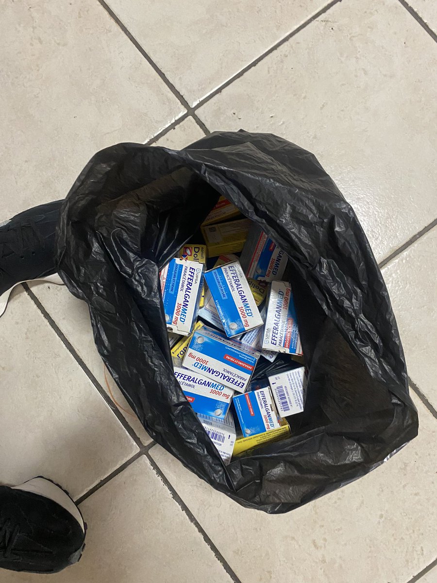 « - Bjr, je vous ramène des médicaments, j’en ai plus besoin » (pas périmés, je précise) »

Je donne son ordo à la dame : 
- Mais vous avez pas mis le Dafalgan ??
- Ben non vous venez d’en jeter 30 boites 
- Mais c’est pas pareil, moi je veux le Dafalgan 

Envie de les tuer 💀