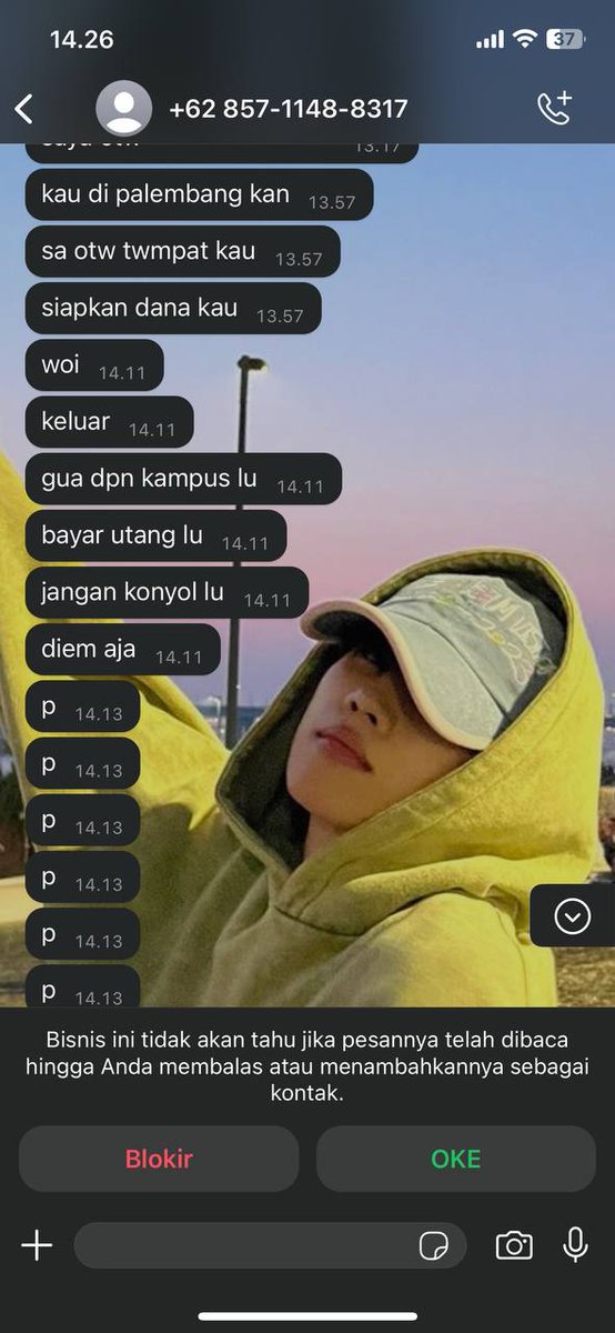 tinkvels's tweet photo. ada yang pernah diginiin sama si oren? jujur emanh tagihanku agak gede tapi sumpah ink beneran harus datangin kampus? sampe nyari tau loh harusnya ga boleh bukannya? https://t.co/lpSQyoieSx