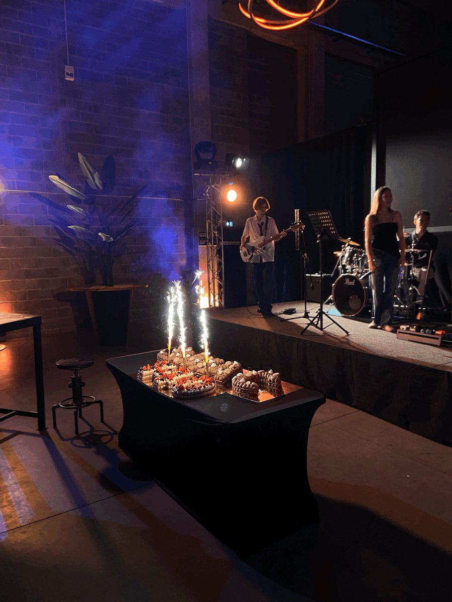 🎂✨140 ans SMAC : un moment d’exception
La soirée a commencé par un apéritif sur le rooftop 🥂

🎶 La soirée s’est prolongée dans une ambiance chaleureuse avec un groupe de musique, un cocktail et des discours inspirants mettant en lumière l’histoire de l’entreprise