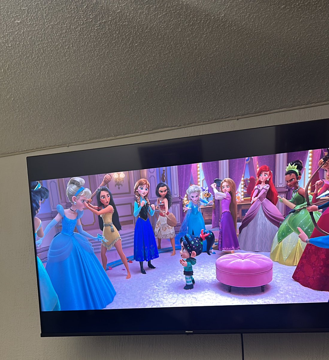 flakka82's tweet image. La mejor escena Disney en los últimos 15 años es Vanelope de #RalphelDemoledor y las princesas y no pienso discutirlo con nadie