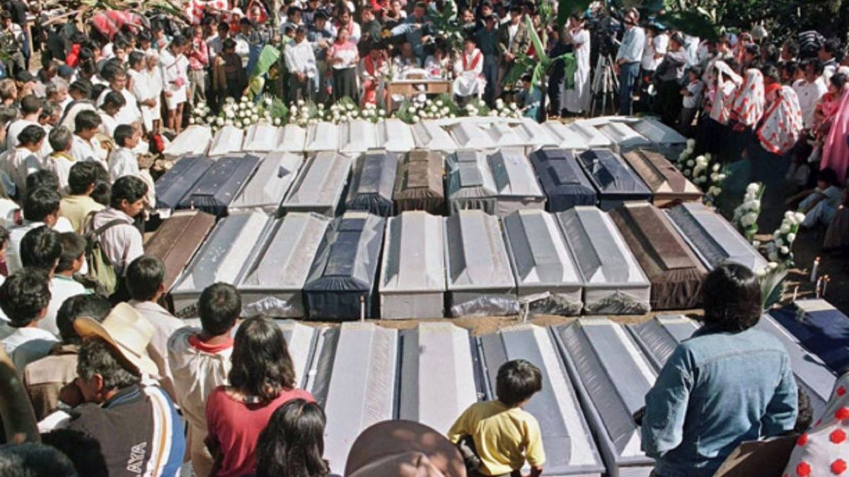 epigmenioibarra's tweet photo. Acteal
1997
Decenas de paramilitares uniformados dispararon armas de uso militar contra una organización pacífica “Las abejas”, que habían sido desplazada por la violencia en Chenalhó. Murieron 45 personas, 20 eran niños.
#JuicioAExPresidentes https://t.co/tVMxHGnafd