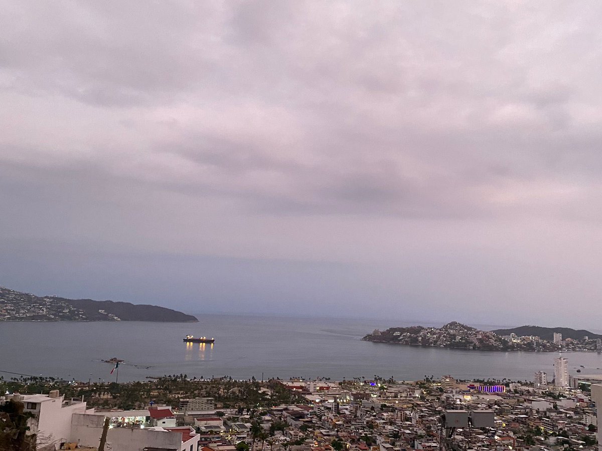 parranat's tweet photo. Lloverá por fin en #Acapulco ? Al momento sin lluvia, sin ráfagas de viento pero no tenemos luz en mi colonia Hornos Insurgentes @CFEmx @CFE_Contigo  desde hace tres horas. Me recordó #Otis https://t.co/qkL5RsDxtO