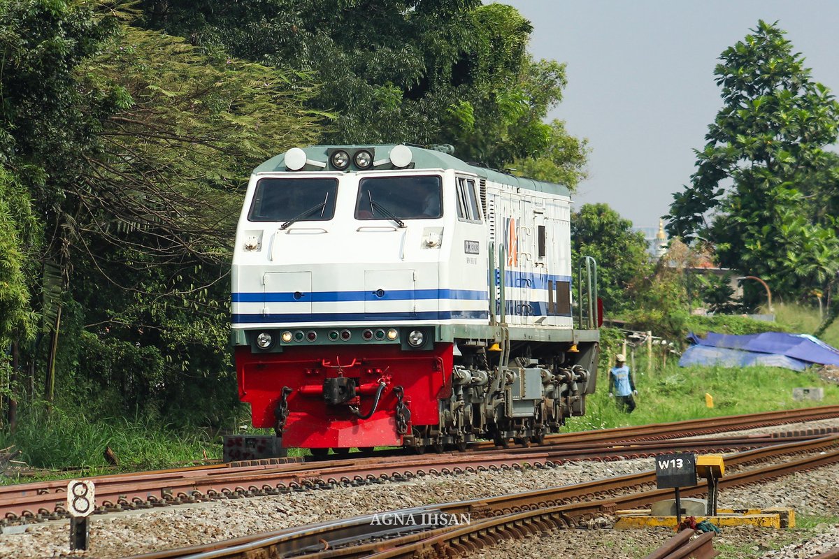 agna_0702's tweet photo. Kukira obat, ternyata luka terhebat 💔
.
IF : Lokomotif CC 203 02 03 SDT berdinas KA 240 Pasundan 
.
#viral #kereta #sepur #keretaapi #kai121 @KAI121 https://t.co/f7jMDlOzMI