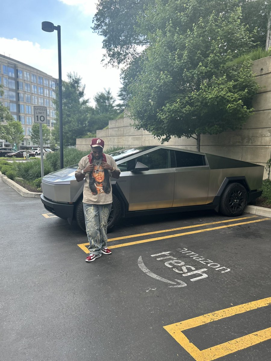 AKDREEZY's tweet photo. I BEEN TAKIN ON ALL THIS BAGGAGE 💰 ADDIN ON SO MUCH WEIGHT ⚖️🅿️🩸❤️🔥♉️🧨 #KIZZLE 🔥 https://t.co/kLZInrYndz