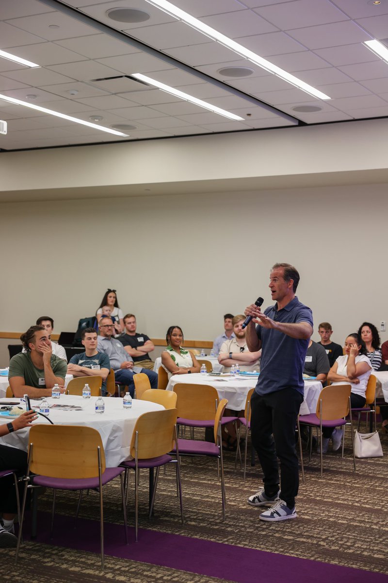 caselawrence's tweet photo. I believe it is important to mentor the next generation of leaders. I enjoyed speaking with this dynamic and inspiring group of young entrepreneurs. America’s future is bright! #CaseForCongress https://t.co/lhiYAUoQIo