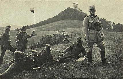 MocnyPetr62670's tweet photo. 13. červen 1919 – Maďarsko-československá válka: československé jednotky zvítězily v bitvě o Zvolen.
🔻🔻🔻
Po skončení 1. světové války a zániku Rakousko-Uherska bylo zapotřebí určit hranice mezi nově vzniklými státy a v polovině února 1919 se podařilo Československu diplomatickými jednáními posunout svoji hranici až na úroveň dnešní hranice mezi Slovenskem a Maďarskem. Toto území bylo ovšem zapotřebí obsadit i vojensky.V Maďarsku se mezitím, 22. 3. 1919, dostali k moci bolševici a vyhlásili Maďarskou republiku rad, kromě jiného s cílem obnovit Maďarsko v předválečných hranicích a připojit se k SSSR. Maďarské revoluční oddíly poměrně snadno dosáhly Slovenska, a v Prešově byla vyhlášena Slovenská republika rad. Dalším úkolem maďarského vojska bylo zaútočit na Zvolen a obklíčit tak čs. jednotky na východě Slovenska.

Ke slovu se v této kritické chvíli dostala nově utvořená čs. 2. pěší divize, od 4. 6. 1919 pod velením zkušeného plukovníka Československých legií ve Francii a veterána Cizinecké legie Josefa Šnejdárka. Jedna část této divize, 2. pěší brigáda na levém křídle, zahájila 10. 6. 1919 klamný útok ve směru na Zvolen, pravé křídlo téhož dne odpoledne dobylo Banskou Štiavnici. Protože se divizi dařilo úspěšně odvracet maďarské protiútoky, rozhodl se plukovník Šnejdárek 13. 6. 1919 zaútočit obchvatem na Zvolen, kam první čs. vojáci vstoupil kolem poledne. Následoval ústup nepřítele a čs. divize postoupila asi o 10 km až k řece Hron. V maďarské linii se zároveň objevil několik desítek kilometrů široký průlom bez vojska. Plukovník Šnejdárek ho využil a začal úspěšně postupovat směrem k maďarskému týlu na Levice a zároveň na Lučenec. Maďarské vojsko se postupně vyčerpalo a pod hrozbou generálního útoku 25. 6. 1919 směrem k dolnímu toku Hronu souhlasilo maďarské velení s ústupem na demarkační linii z února 1919 a uzavřelo příměří.

V tzv. „válce o Slovensko padlo na 800 Čechů a 3000 jich bylo raněno. Za tuto cenu Československo udrželo svůj územní zisk vyjednaný v únoru 1919 a součástí budoucího Slovenska tak staly i čistě maďarské okresy. Krach Slovenské sovětské republiky pro bolševický SSSR znamenal konec ambic na průnik za karpatské průsmyky a „vývoz revoluce“ do středu Evropy. Další taková příležitost se SSSR naskytla až při novém rozdělování sfér vlivu mezi Spojenci během 2. světové války. Tu také SSSR plně využil 28. 2. 1948, kdy moc v Československu na dlouhých 41 let získali komunisté.

Svůj dnešní název získalo Slovensko právě v tomto období, kdy bylo obsazeno čs. jednotkami. Do té doby se oficiálně nazývalo Félvidék 😉

Josef Šnejdárek v Banské Štiavnici v červnu 1919🔽