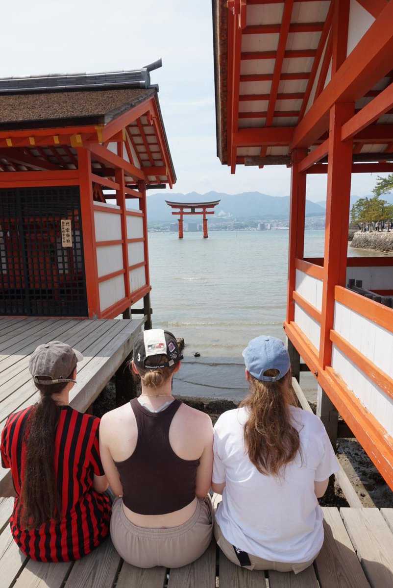 DavidHughes6ed's tweet photo. Diwrnod hyfryd yn Miyajima. Allor Itsukushima a'r gât O-Torii yn anhygoel a'r ceirw yn dangos diddordeb yn y criw!
A wonderful day on Miyajima. The Itsukushima shrine and O-Torii gate were amazing and the deer were very curious! @TaithWales @DavidHughesYDH https://t.co/W92aG3vAxQ