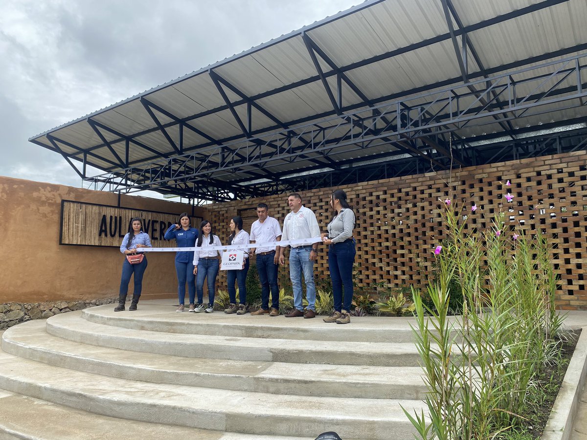 Prensalibcasan's tweet photo. En la Institución Educativa El CRIEET en Piñalito Alto se realizó la inauguración de la primera aula verde en zona rural de Tauramena y el lanzamiento del libro Biodiversidad Bloques Llanos 34 compuesto de investigaciones realizadas en los últimos años. https://t.co/qe2KHfbXdU