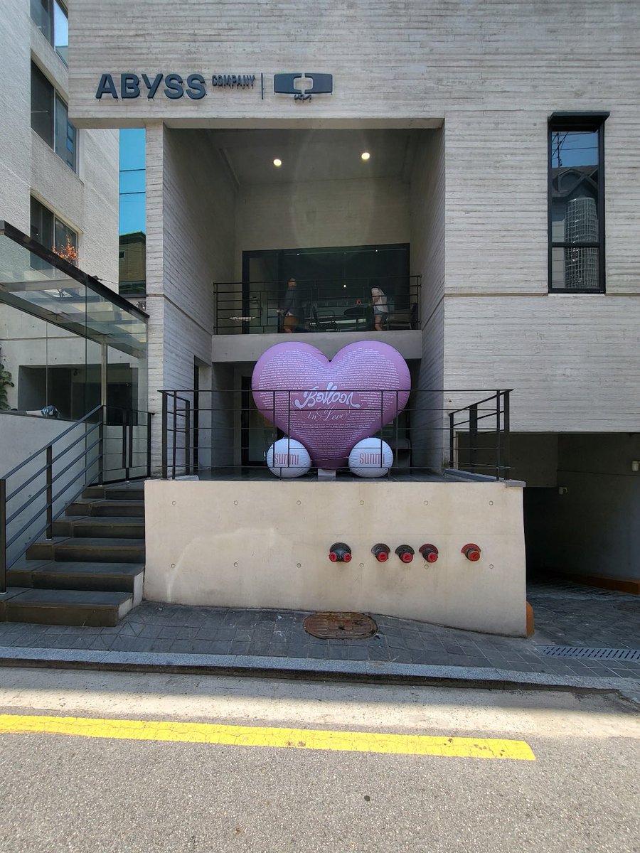 Sunmi_Union's tweet photo. [#PIC] The balloon with Miyane’s names at Abyss building! 🎈💗

Cr. No Sunmi No Life from KKT GC

#SUNMI #선미 https://t.co/ukiSGBoIB0