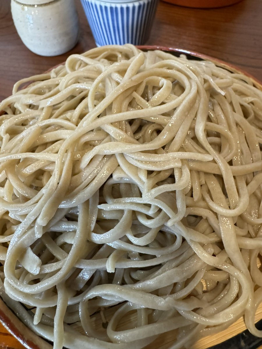 ochikiyo's tweet photo. 池波正太郎も通ったと言われる、
『刀屋』に初訪問。
噂通りの盛りの良さ。コレで並（普通）より少な目の『中』。しかも800円？くらい。
食べ応えバッチリの太麺。鼻詰まり気味なので、香りは不明。

#刀屋 #上田 #わさび #そば https://t.co/l6ncXGb6q1