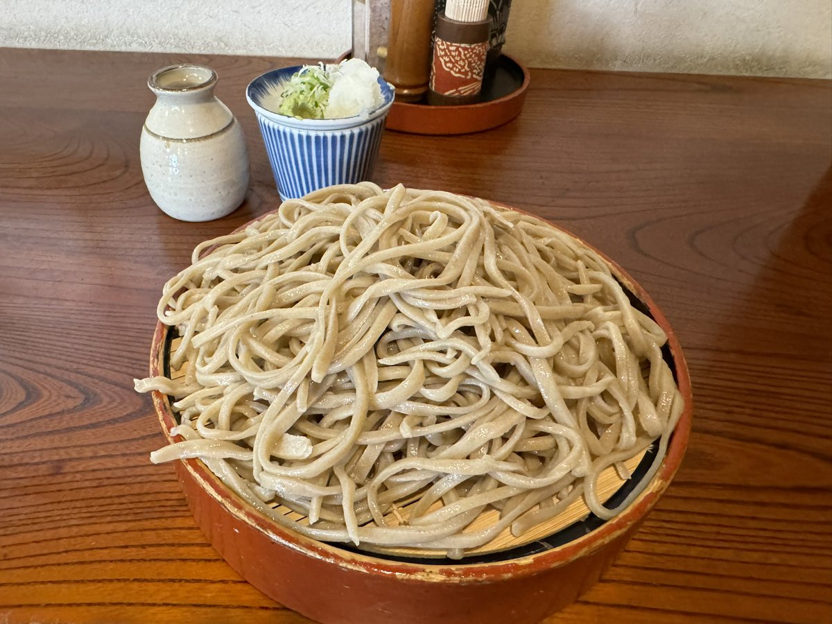 ochikiyo's tweet photo. 池波正太郎も通ったと言われる、
『刀屋』に初訪問。
噂通りの盛りの良さ。コレで並（普通）より少な目の『中』。しかも800円？くらい。
食べ応えバッチリの太麺。鼻詰まり気味なので、香りは不明。

#刀屋 #上田 #わさび #そば https://t.co/l6ncXGb6q1