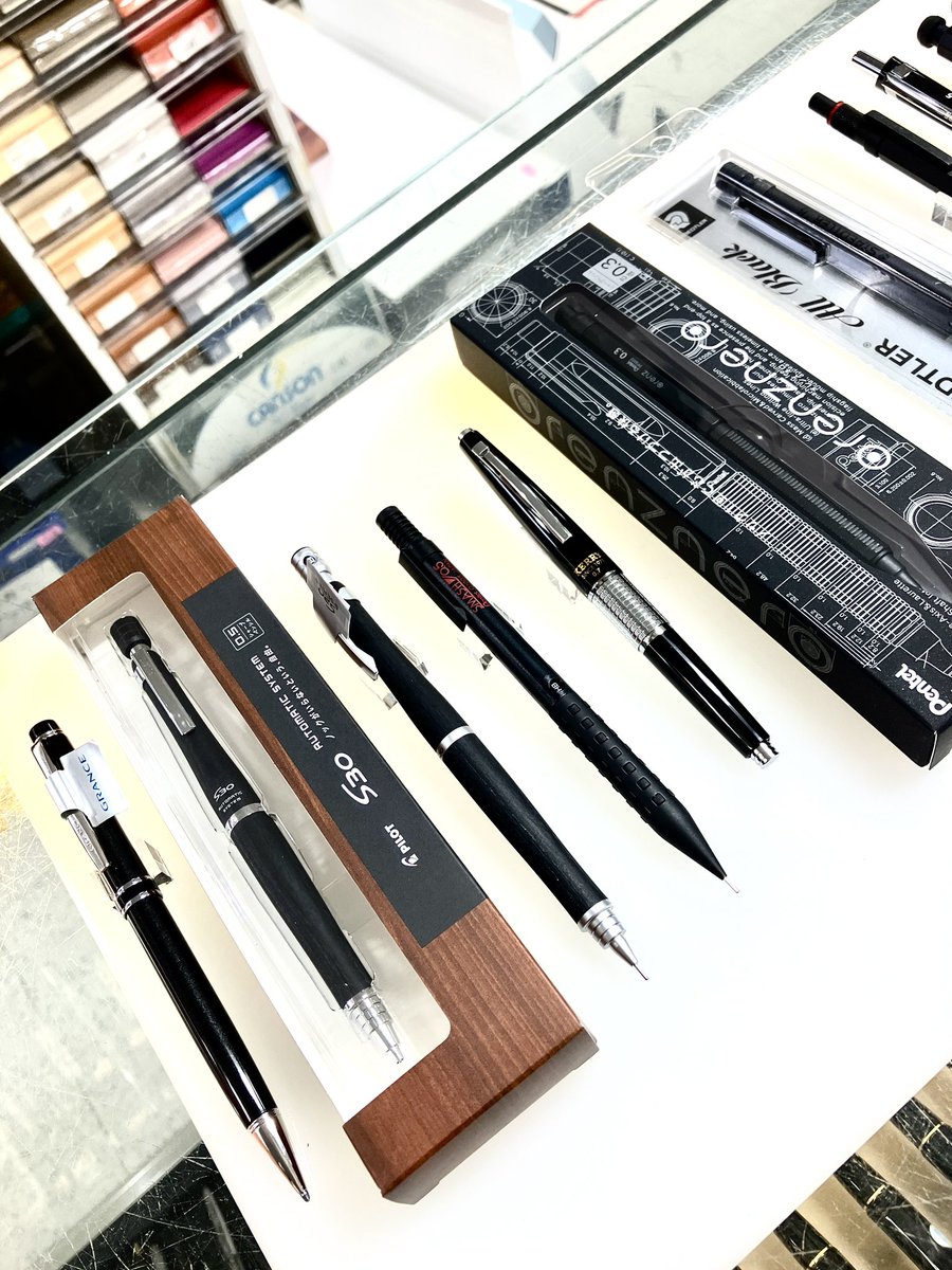 horiman2727's tweet photo. 🐦⬛black mechanical pencil🐦⬛
#GRANCE
#S30
#S20
#SMASH
#Kerry
#オレンズネロ
#ステッドラー
#ロッドリング
#カヴェコ
#LAMY
お店にあるBLACKシャープペンシル かっこいい😎 https://t.co/4VomQjbA60