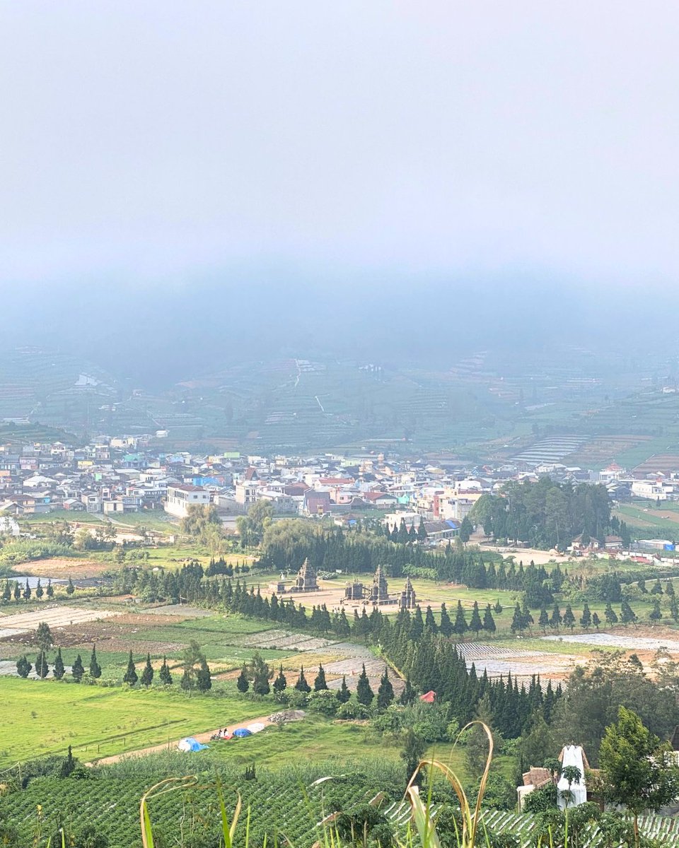 Beberapa waktu lalu, kami jalan-jalan ke sekitar bukit Pangonan. Dari kaki bukit ini, terlihat Candi Arjuna dengan jelas berpadu dengan pemukiman warga di sekitarnya. Sayangnya, awan kabut masih tebal. Padahal kalau cerah, gugusan Gunung Prau bisa nampak juga dari atas sini.