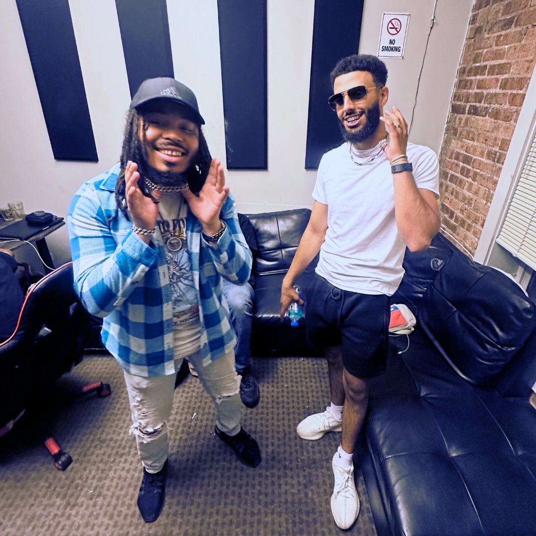 southsidelyrik's tweet photo. All I can say is GOOD ENERGY!!!๐ฅ๐ซ๐ช๐ฝ๐
ฑ๏ธ I met the homie @ali_razziii outside the studio and his aura was #PurposeAndHunger , #Ready2Learn & #KingMentality ๐ซก๐ฏ๐ฏ. Iโm down for us to lock-in my G!!!โฝ๏ธ๐ค๐ค
#MidWestCulture #ChicagoMusicIndustry https://t.co/w3w7L9QSdQ
