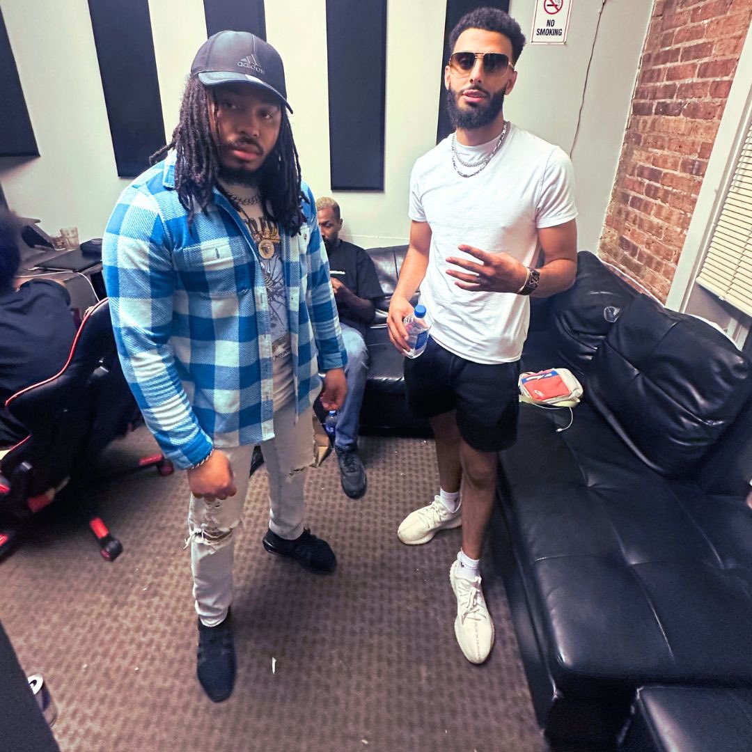 southsidelyrik's tweet photo. All I can say is GOOD ENERGY!!!๐ฅ๐ซ๐ช๐ฝ๐
ฑ๏ธ I met the homie @ali_razziii outside the studio and his aura was #PurposeAndHunger , #Ready2Learn & #KingMentality ๐ซก๐ฏ๐ฏ. Iโm down for us to lock-in my G!!!โฝ๏ธ๐ค๐ค
#MidWestCulture #ChicagoMusicIndustry https://t.co/w3w7L9QSdQ