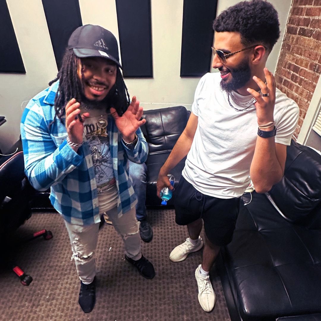 southsidelyrik's tweet photo. All I can say is GOOD ENERGY!!!๐ฅ๐ซ๐ช๐ฝ๐
ฑ๏ธ I met the homie @ali_razziii outside the studio and his aura was #PurposeAndHunger , #Ready2Learn & #KingMentality ๐ซก๐ฏ๐ฏ. Iโm down for us to lock-in my G!!!โฝ๏ธ๐ค๐ค
#MidWestCulture #ChicagoMusicIndustry https://t.co/w3w7L9QSdQ