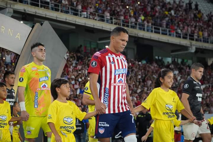 ¡DOCUMENTO EN MANO! 📋🦈 El goleador de Puerto Colombia ya tiene la documentación para renovar un año más con Junior FC en sus manos, solo queda a la espera que el jugador firme y se haga oficial la noticia. 

✅️ Carlos Bacca tiene 12 goles por liga colombiana.