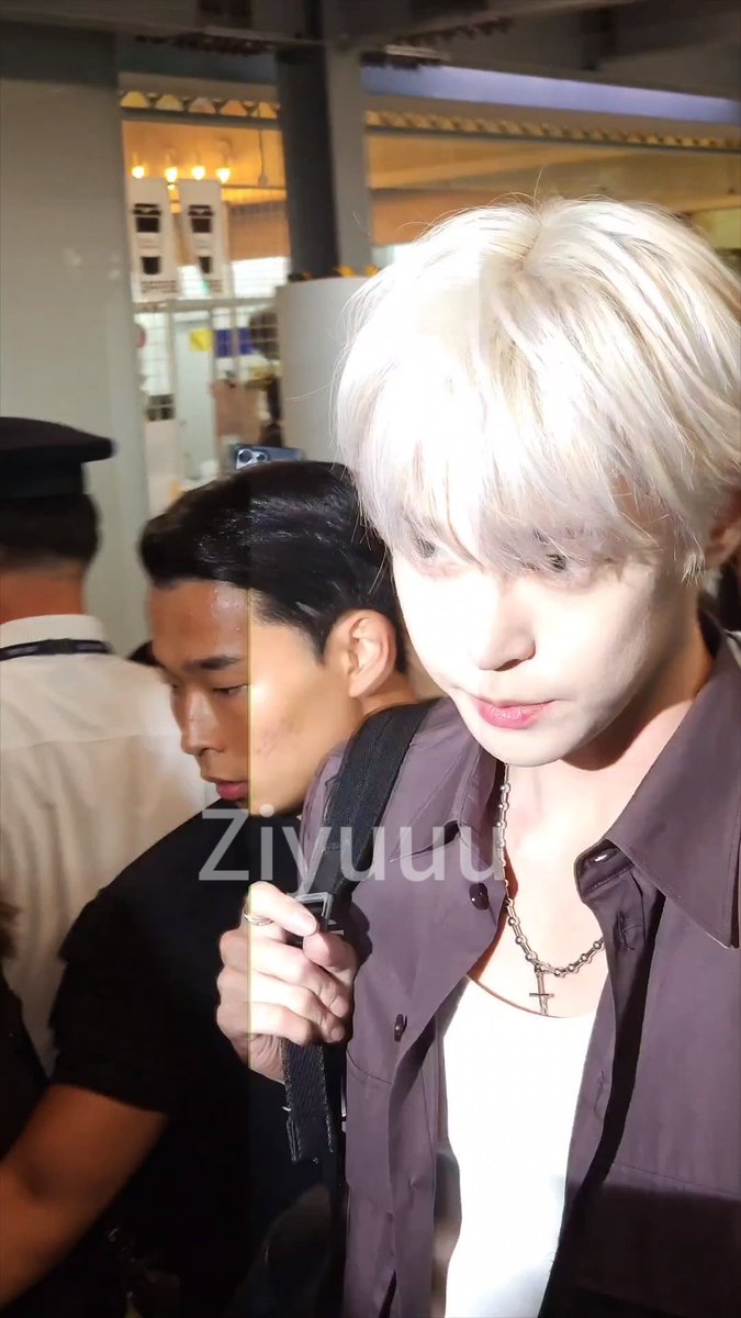 이거는 근데 진짜로 만화 주인공인데... 그 속눈썹까지 하얗고 긴