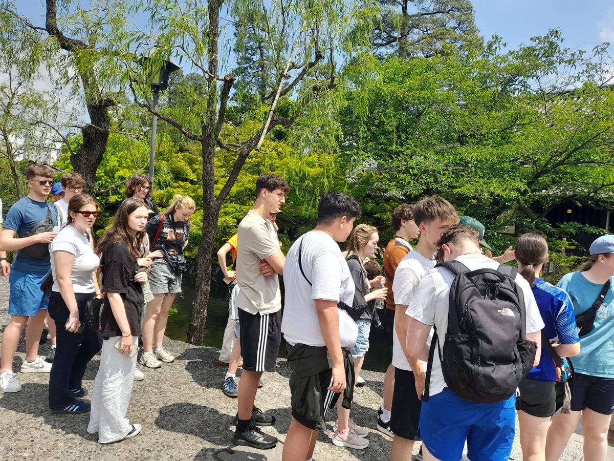 DavidHughes6ed's tweet photo. Ymweliad byr â hen dref Kurashiki. Yn  enwog am denim, tâp Washi ac eirin gwlanog 🇯🇵
A short excursion to the old town of Kurashiki. Famous for denim, Washi tape and peaches @TaithWales @DavidHughesYDH https://t.co/Kh94XwHAq3