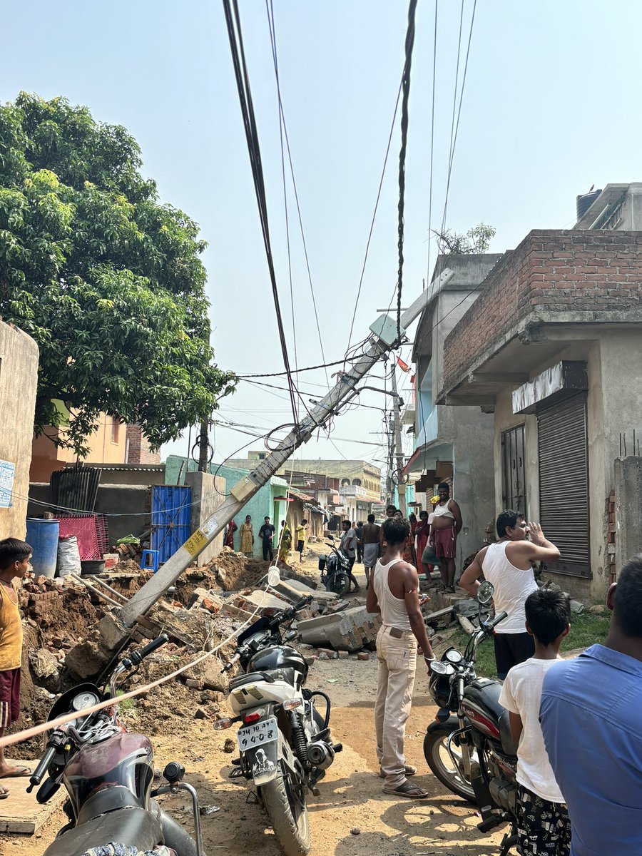 80ranjankr's tweet photo. @ESE_Dhanbad 
Request the concerned to please look into it . It’s been more than 15 hours since electricity cut @DhulluMahto5252 https://t.co/6Bqz8kJIQi