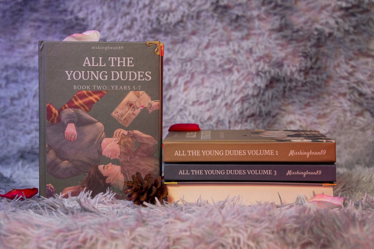 Dregifts's tweet photo. Draco and Hermione's memorable moments in 'All The Young Dudes' 📖❤️ #Dramione #Manacled #Manacledbook #hpfanfic #BookTok #bookish #fanfiction #ao3 #senlinyu #soulbound #fanfiction #fanficbinding #bookmark https://t.co/GuvQT8u71t