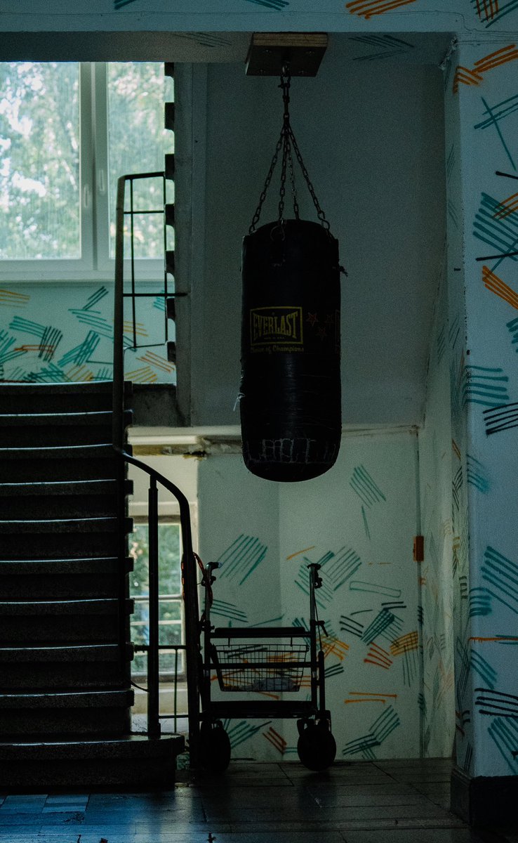 chrizzable's tweet photo. [035/100] 📸 14.10.2023 | Düsseldorf, Germany 🇩🇪 | Retired boxer 
#chrizzable #photography #dortmund #boxing #boxer #sandbagworkout #retired https://t.co/VLr7BDOfZM