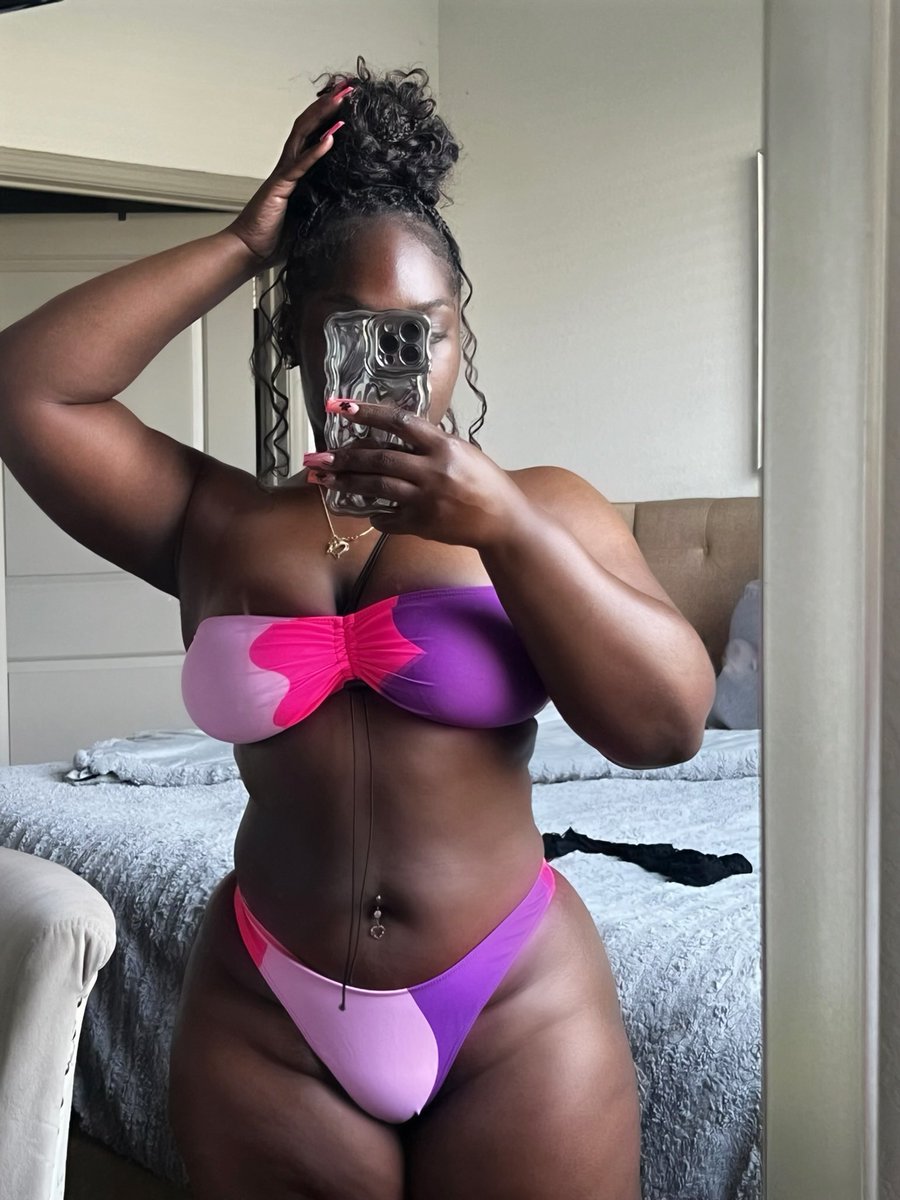 dvmnbrix's tweet photo. been in a bathing suit any chance I get since the summer started 🥰 https://t.co/GqA5TyFJku