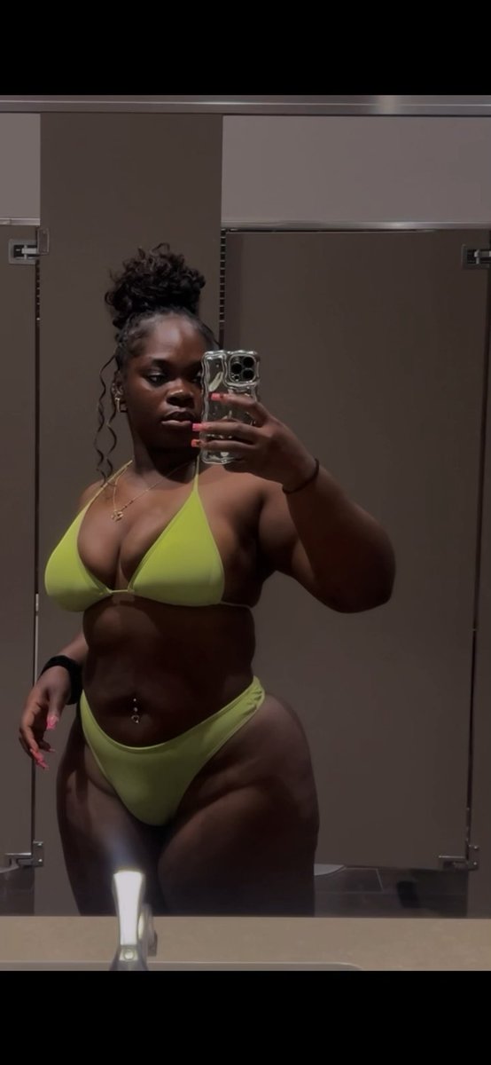 dvmnbrix's tweet photo. been in a bathing suit any chance I get since the summer started 🥰 https://t.co/GqA5TyFJku