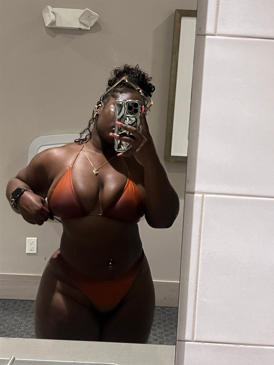 dvmnbrix's tweet photo. been in a bathing suit any chance I get since the summer started 🥰 https://t.co/GqA5TyFJku