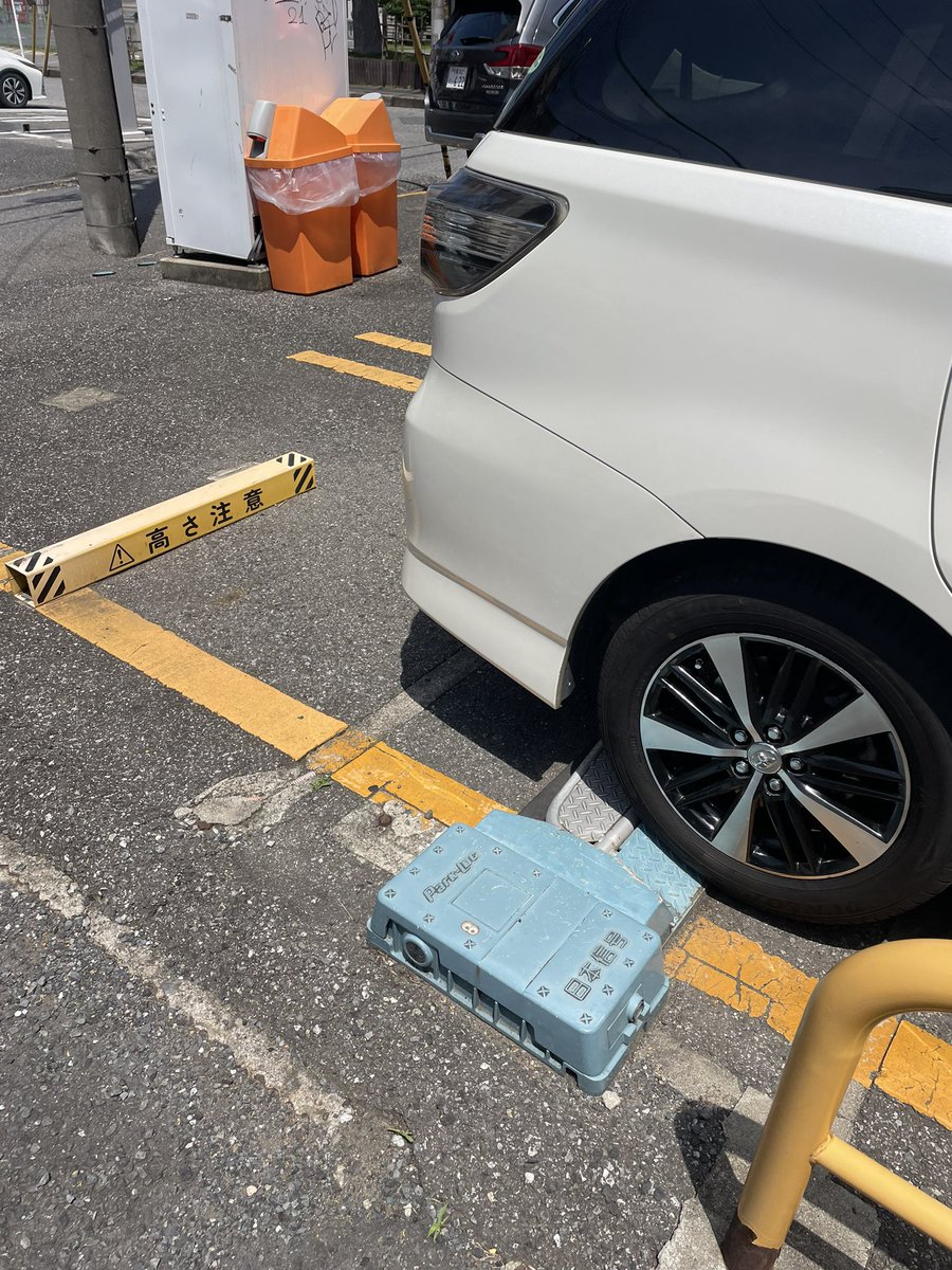 muuutho726's tweet photo. すげーわりーやつ居た！笑

#違法駐車
#阿呆駐車 https://t.co/jW1UcoeDlU