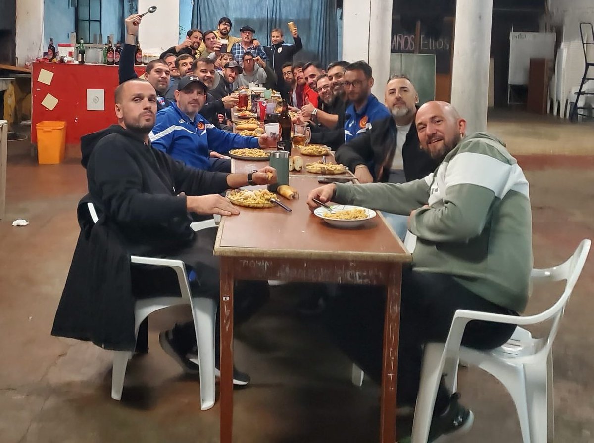 "La idea de la felicidad es tener el sentimiento de que uno está formando parte de algo que vale la pena" 

#ElClubDelBarrio❤️💛💜