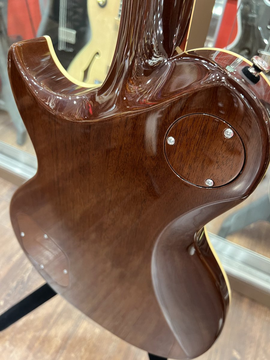AikyokuOfficial's tweet photo. 【アピタ稲沢店】

☑️デジマート出品中🛒

◽️APII PE-8440CR Ice Tea Burst

国産シングルカッタウェイの逸品👍

ホンジュラスマホガニーをネックとバックに使用した贅沢な仕上がりで、密度の高いサウンドが高級感を物語っています🙆‍♂️

是非‼️
@digimartnet 
#稲沢 
👉
https://t.co/oZ9Uh1OyYo https://t.co/bK7SiyNPys