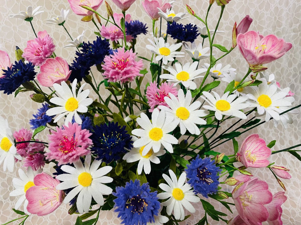 meary_mmg's tweet photo. そこら辺の花

咲いてる花を見て作ってたら、季節が変わってしまいました

フェルトで作りました
○マーガレット
○矢車菊
○ヒルザキツキミソウ

#フェルトの花
#マーガレット   #矢車菊
#ヒルサキツキミソウ https://t.co/QrGW1j6J6w