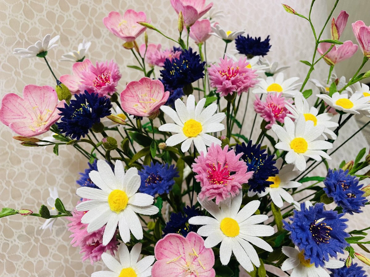 meary_mmg's tweet photo. そこら辺の花

咲いてる花を見て作ってたら、季節が変わってしまいました

フェルトで作りました
○マーガレット
○矢車菊
○ヒルザキツキミソウ

#フェルトの花
#マーガレット   #矢車菊
#ヒルサキツキミソウ https://t.co/QrGW1j6J6w