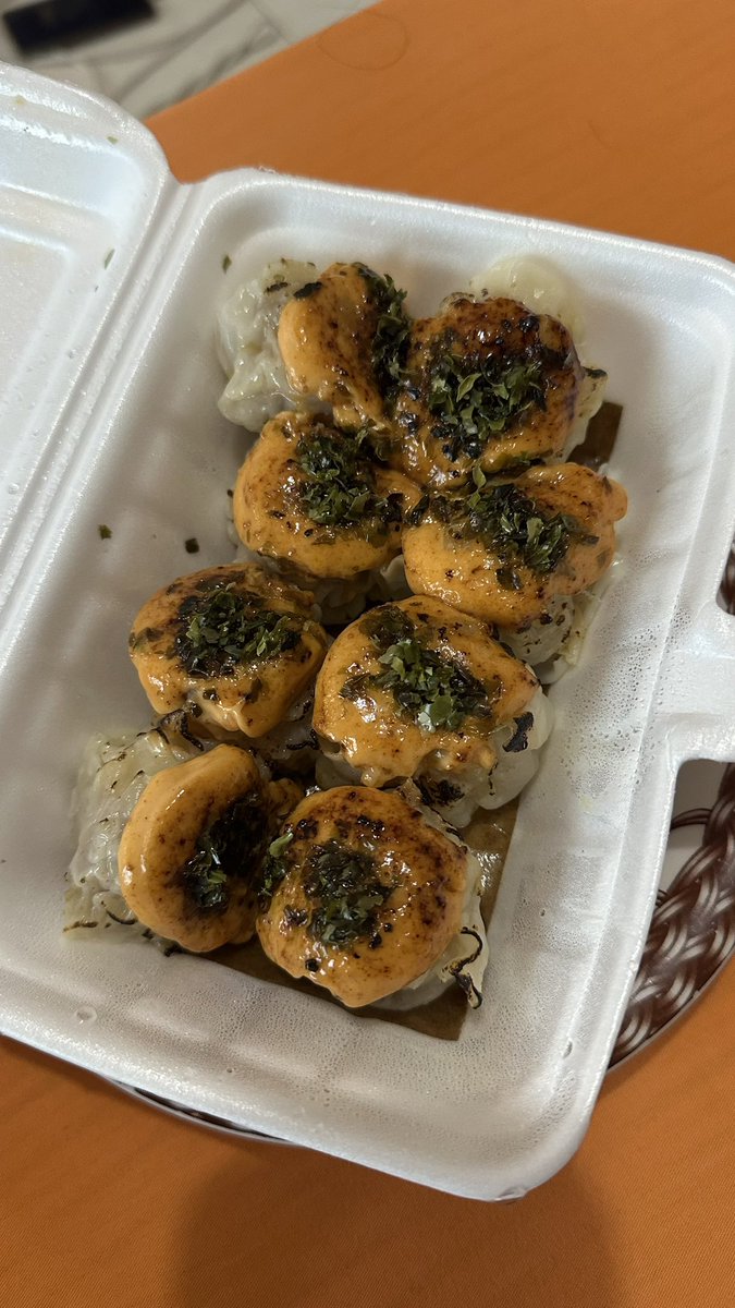 xtrablastmj's tweet photo. pertama kali cobain amona bites agak shock yh krna aku beli 16pcs langsung kan trs mikirny lebih murah trnyt lebih mahal jir gr” pake tempat yg bagus 🙂untung enak jdi repeat order terus🤣 yuk amona bites collab sm teh ku🙏🏻 https://t.co/9r0gszVSDx