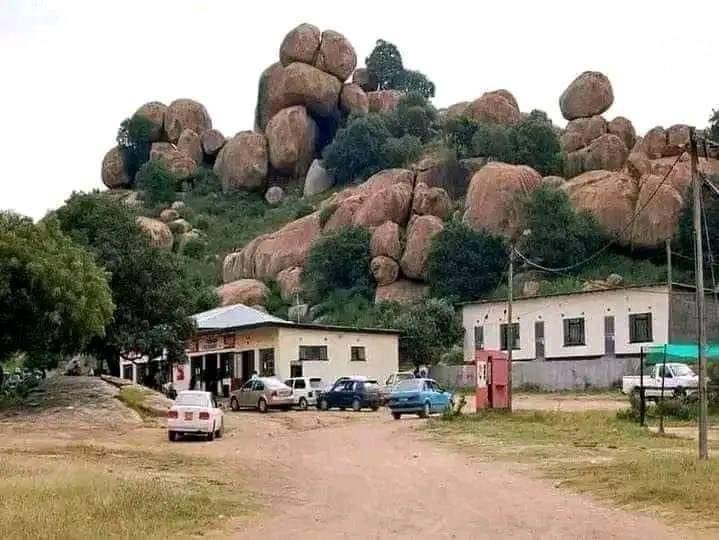Stanfredblack's tweet photo. One day na one day 
Mountain go just Waka meet people 😆😀 https://t.co/zRueZZpEy8