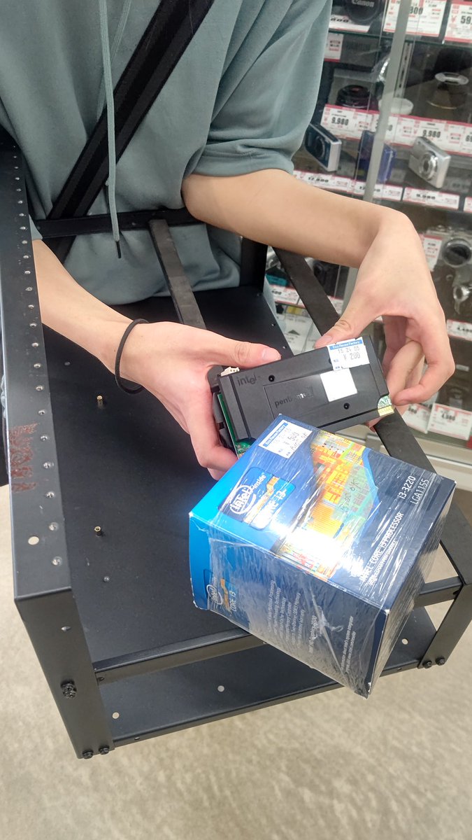 ponnkichike's tweet photo. #ハードオフ環境月間
#ハードオフファミリー
うん✨良いなぁ~(^^)
#ジャンク #Pentium2 #Pentium3 #マイニング台 https://t.co/k4VNnuKL5J